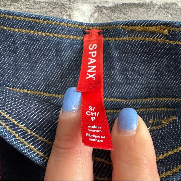 SPANX Denim Shorts Dark Wash Stretchy Pull‎ On pockets - Picture 4 of 10